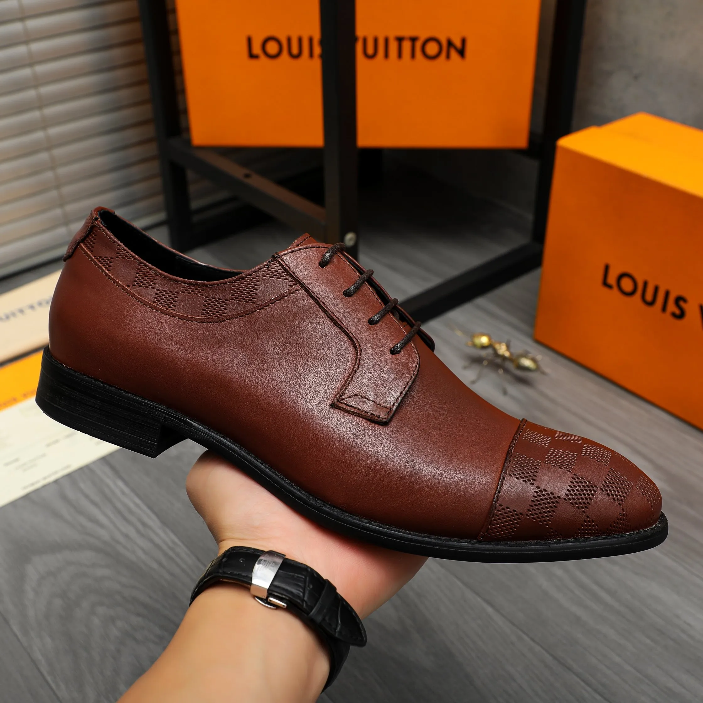 Men's shoes 💰p460 Product trademark: LV (Louis Vuitton) business lace-up leather shoes True size: 39-44 Product material: Selected cowhide stitching classic embossed upper, cowhide lining, original rubber outsole